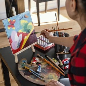 Woman painting. Image by Freepik.