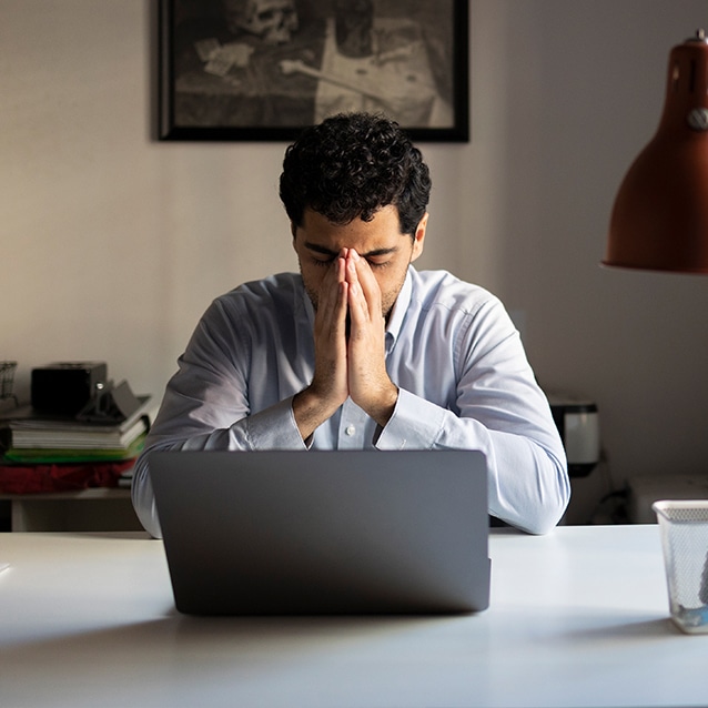 Woman painting. Image by Freepik.