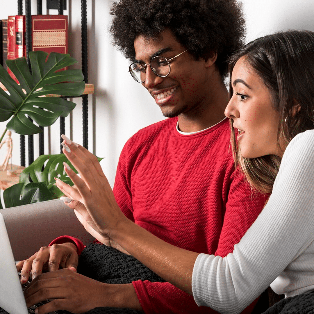 Woman painting. Image by Freepik.